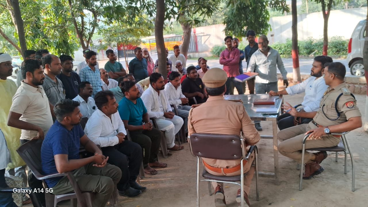 अनपरा सोनभद्र   नवरात्रि, दुर्गा पूजा व दशहरा त्यौहार के दृष्टिगत क्षेत्राधिकारी पिपरी व एसडीएम दुद्धी की अध्यक्षता में थाना शक्तिनगर व थाना अनपरा पर थाना क्षेत्र के धर्मगुरुओं/गणमान्य व्यक्तियों/डी0जे0 संचालकों के साथ की गयी पीस कमेटी की बैठक-