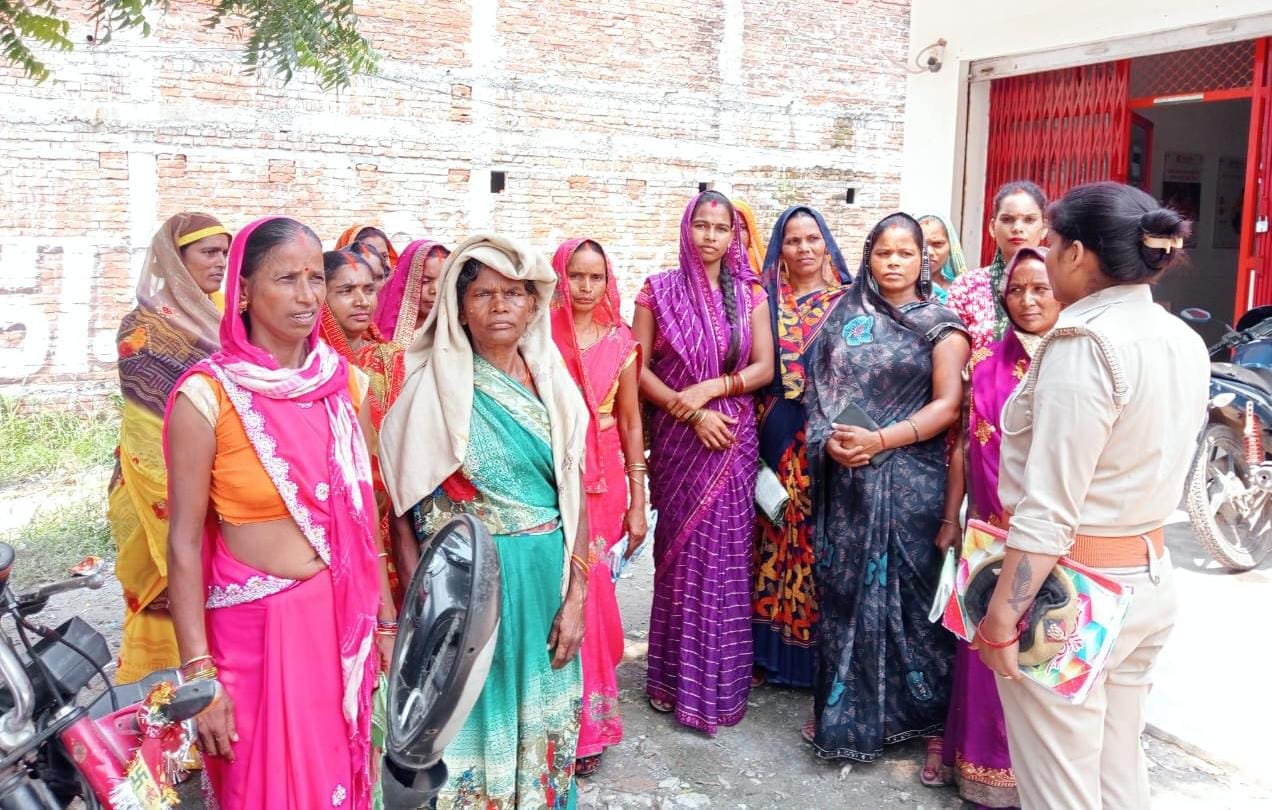 सोनभद्र   पुलिसकर्मियों द्वारा गांव-कस्बा व मंदिरों, दुर्गापूजा पंडालों, स्कूलों एवं कॉलेजों में जाकर महिलाओं एवं बालिकाओं को साइबर अपराध व विभिन्न हेल्पलाइन नम्बरों के बारे जानकारी देकर किया गया जागरुक-*