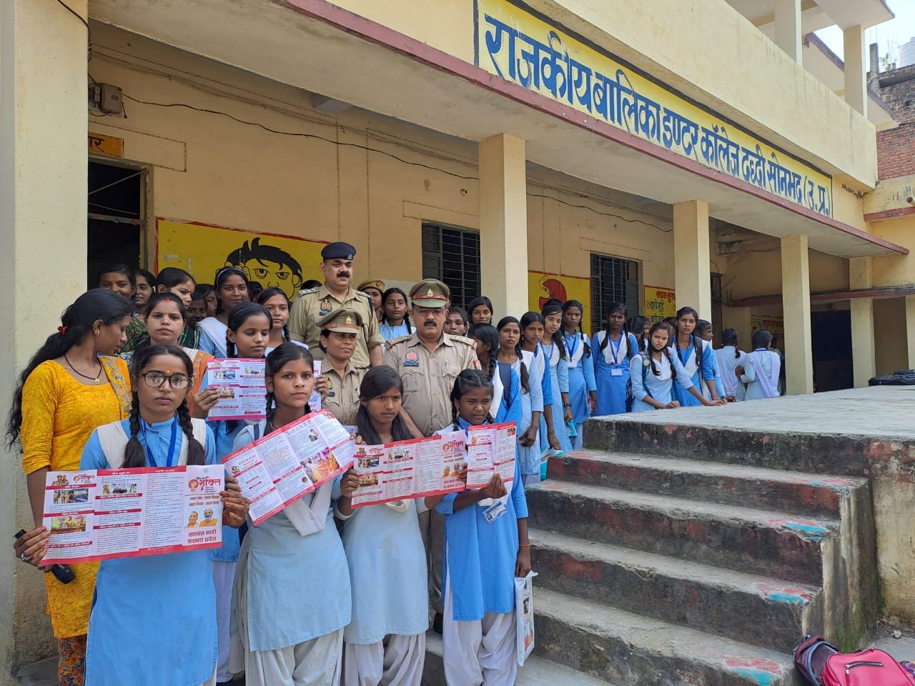 क्षेत्राधिकारी दुद्धी सोनभद्र  द्वारा मिशन शक्ति अभियान फेज-5 के तहत राजकीय बालिका इण्टर कॉलेज में छात्राओं को विभिन्न हेल्पलाइन नम्बरों की जानकारी देकर जागरूक किया गया*