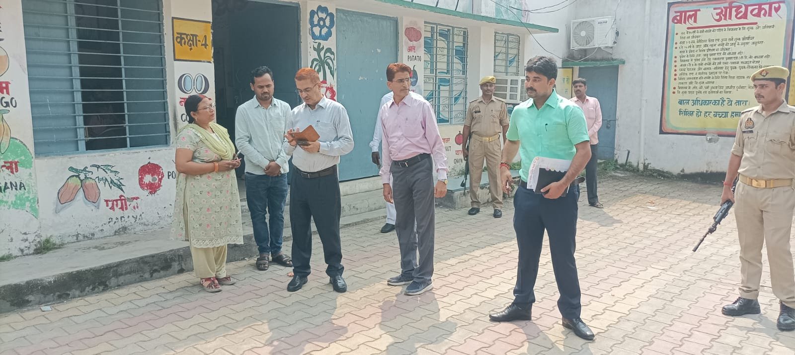 जिलाधिकारी ने जिला बेसिक शिक्षा अधिकारी कार्यालय, सर्वशिक्षा अभियान कार्यालय व इंगलिश मिडियम स्कूल राबर्ट्सगंज का किये औचक निरीक्षण