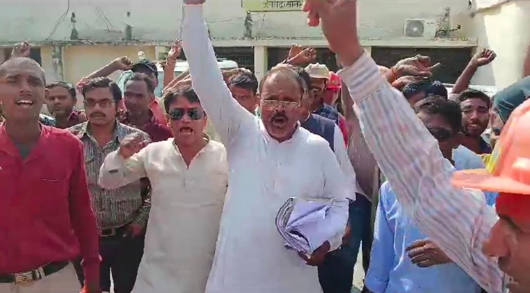 ओबरा सोनभद्र दुसान कंपनी में बकाया मजदूरों के वेतन मामले में तहसील पहुंचे श्रम प्रवर्तन अधिकारी*