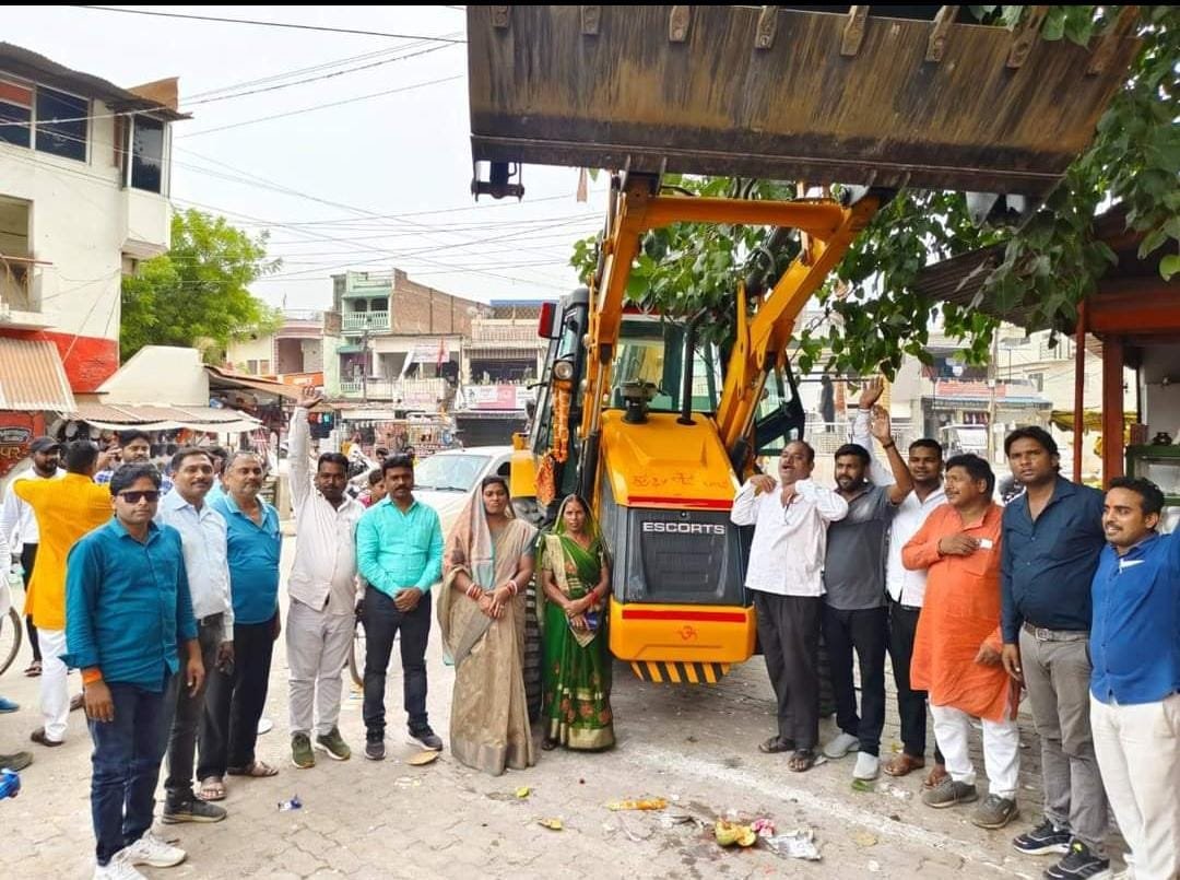 नगर पंचायत ओबरा कोमिली नई जेसीबी मशीन।