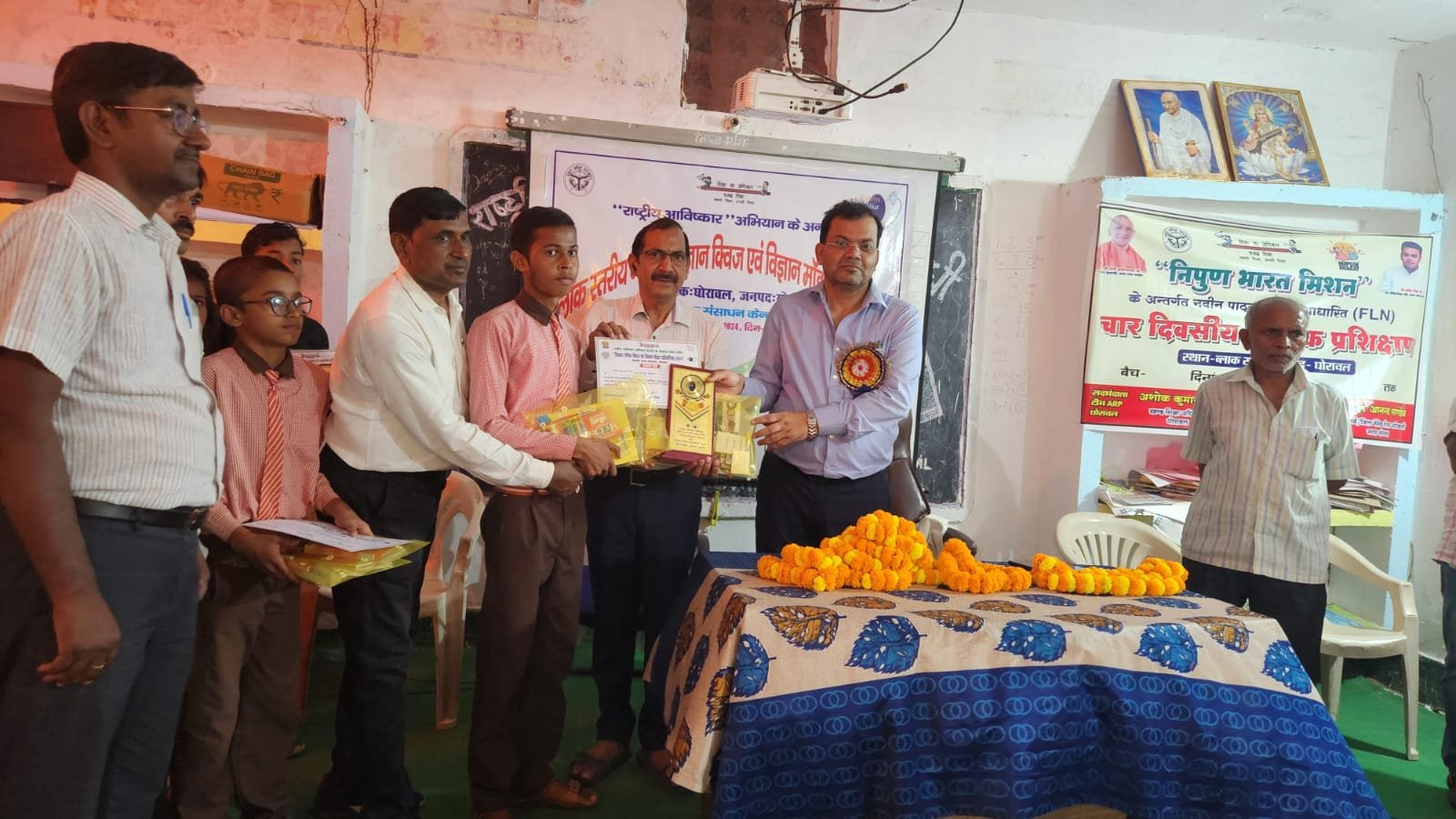 घोरावल। राष्ट्रीय आविष्कार अभियान के अंतर्गत विकासखंड स्तरीय विज्ञान/गणित प्रश्नोत्तरी प्रतियोगिता का आयोजन ब्लॉक संसाधन केंद्र घोरावल में किया गया,