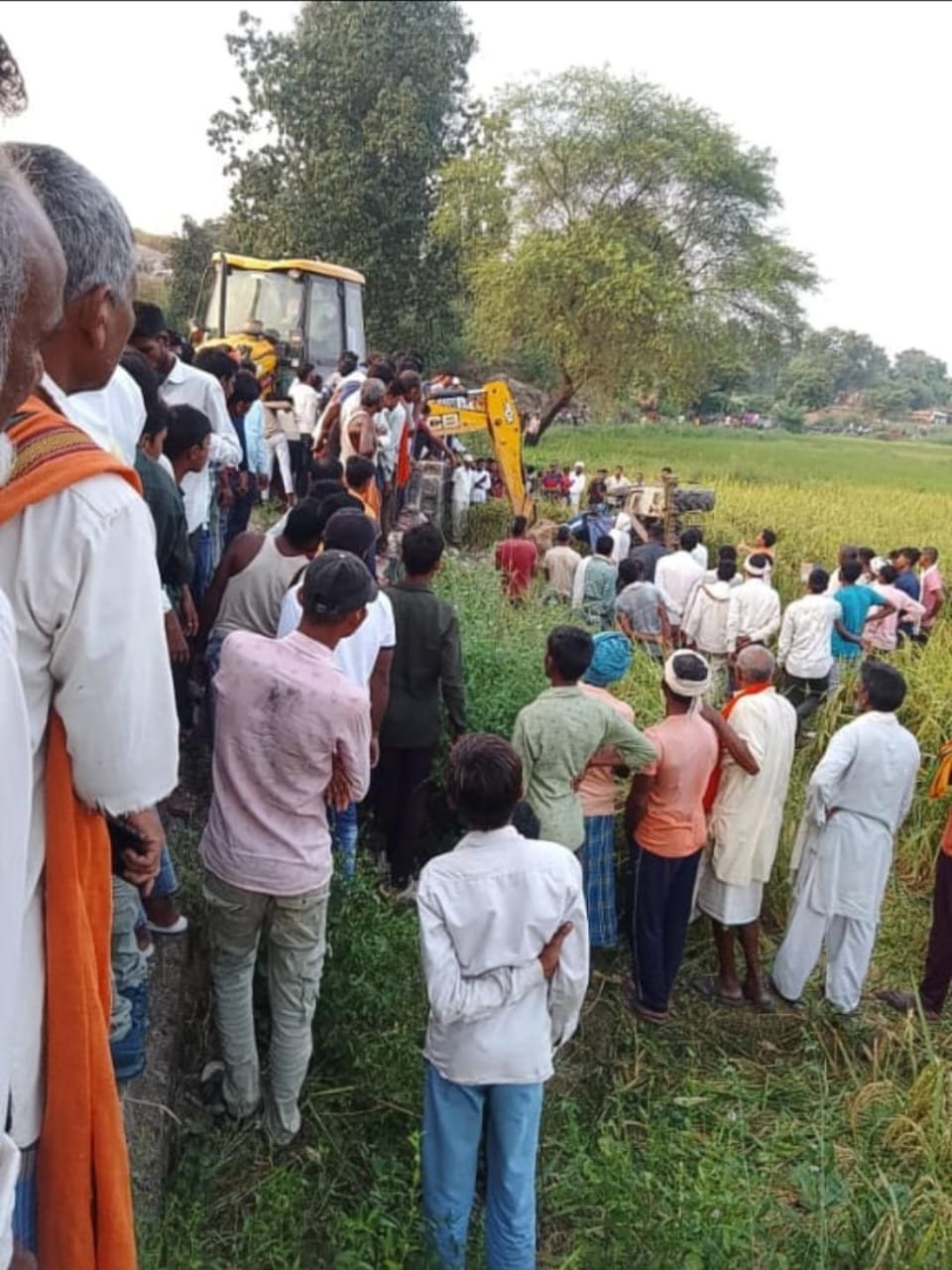 विंढमगंज सोनभद्र । थाना क्षेत्र के अंतर्गत धोरपा ग्राम पंचायत निवासी रामेश्वर यादव उम्र लगभग 55 वर्ष पुत्र स्वर्गीय धनूकधारी यादव आज दोपहर के बाद लगभग 4:00 बजे ट्रैक्टर से खेत की जुताई करके वापस अपने घर जाते समय दोरह पुल में ट्रैक्टर अनियंत्रित होकर पलट गई।