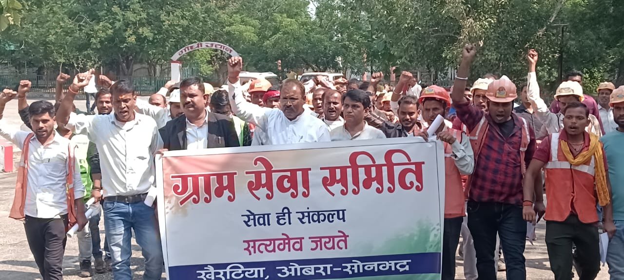 दुसान कंपनी के टीएमसी के मजदूरों के वेतन भुगतान मामले ने डीएम कार्यालय पर जोरदार प्रदर्शन