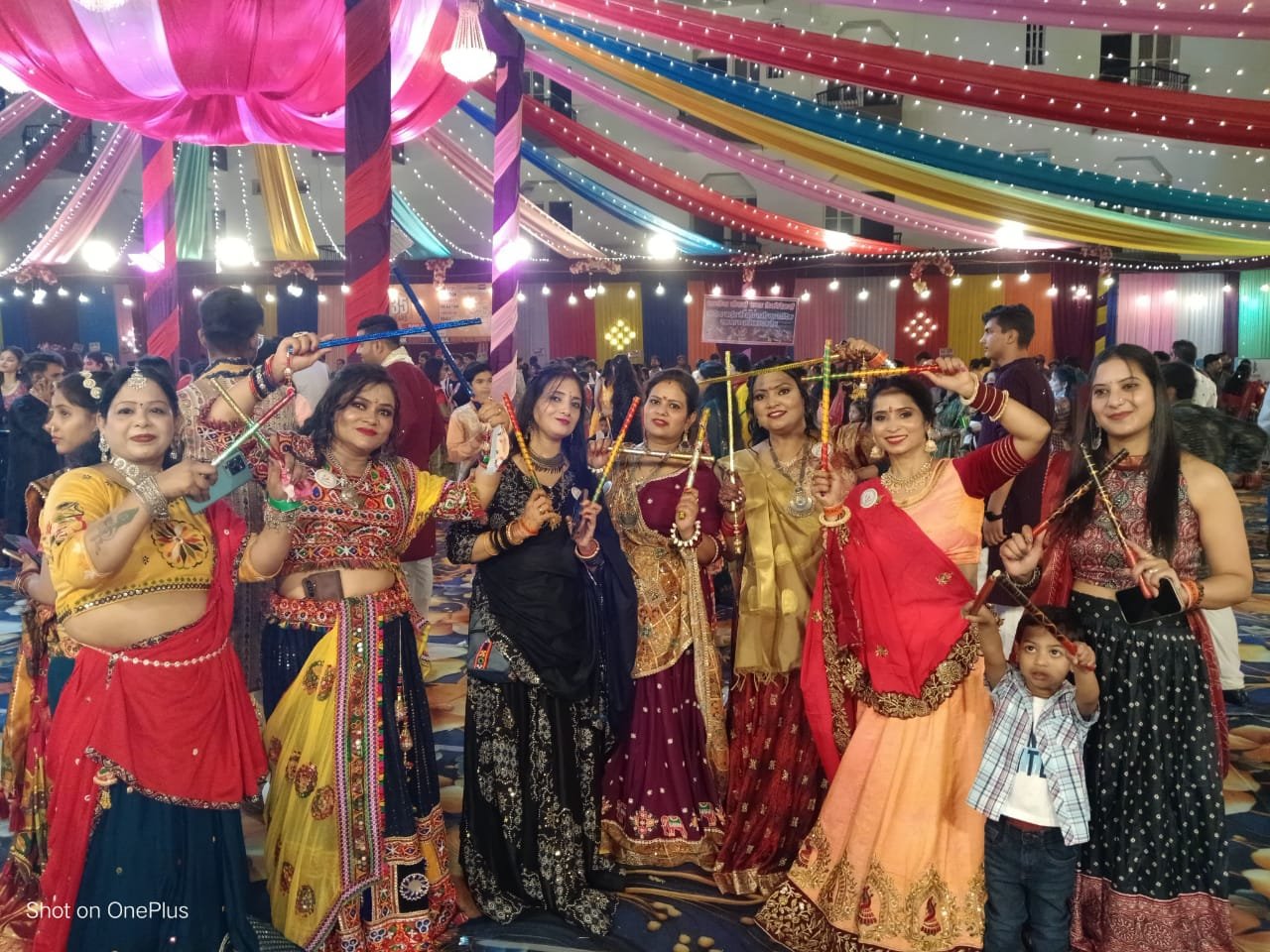 सोनभद्र डांडिया नाइट 2.0 में झूमि महिलाएं -डांडिया नाइट में कई फेमस डीजे आर्टिस्ट, सिंगरों ने मचाया धमाल