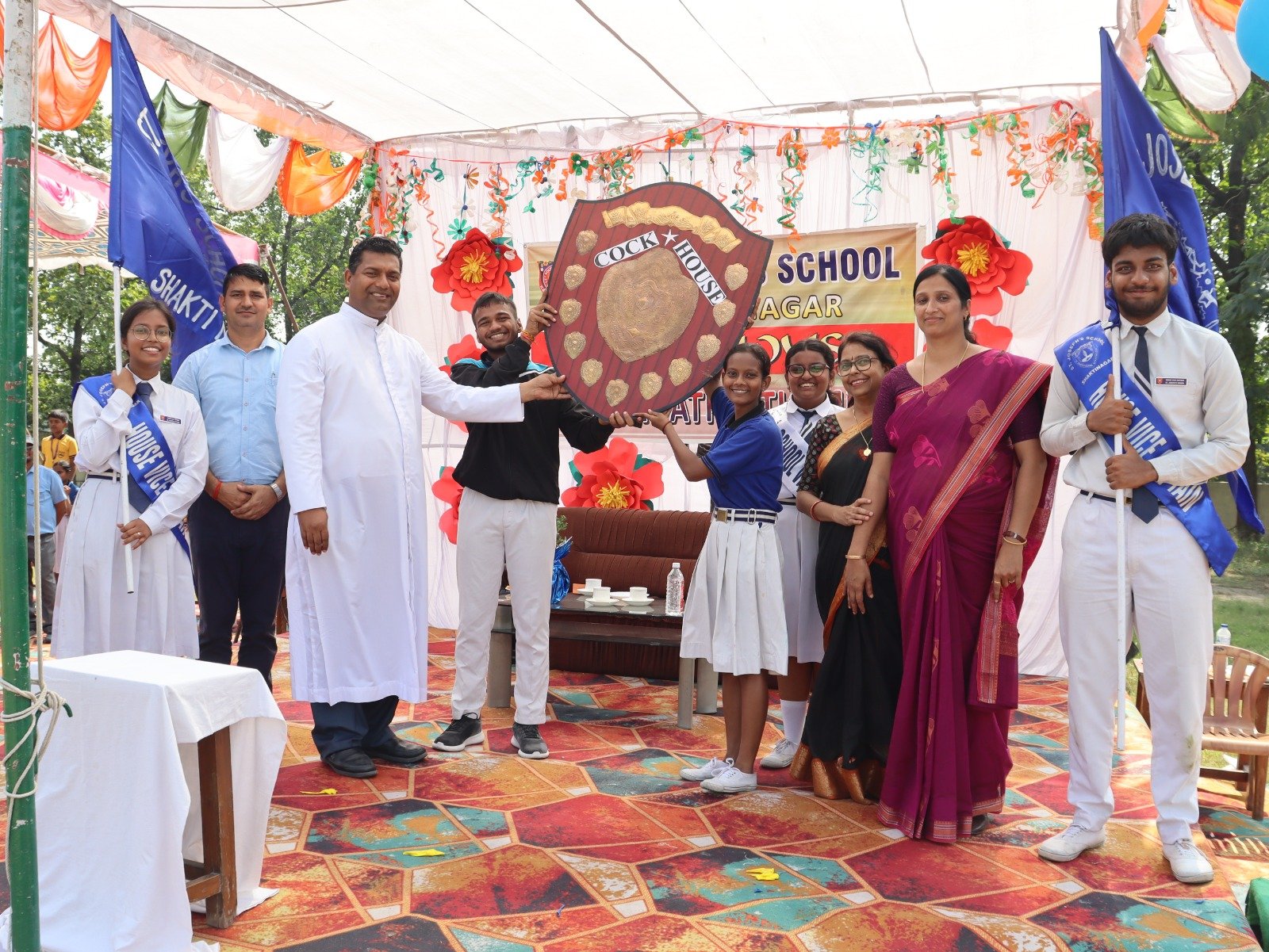 वार्षिक खेलकूद प्रतियोगिता में ब्लू हाउस ओवरऑल चैंपियन  शक्तिनगर,सोनभद्र।एनटीपीसी शक्तिनगर के आवासीय परिसर में स्थित संत जोसेफ स्कूल में वार्षिक खेलकूद समारोह के अंतर्गत इंटर हाउस स्पोर्ट्स प्रतियोगिता का आयोजन हुआ,