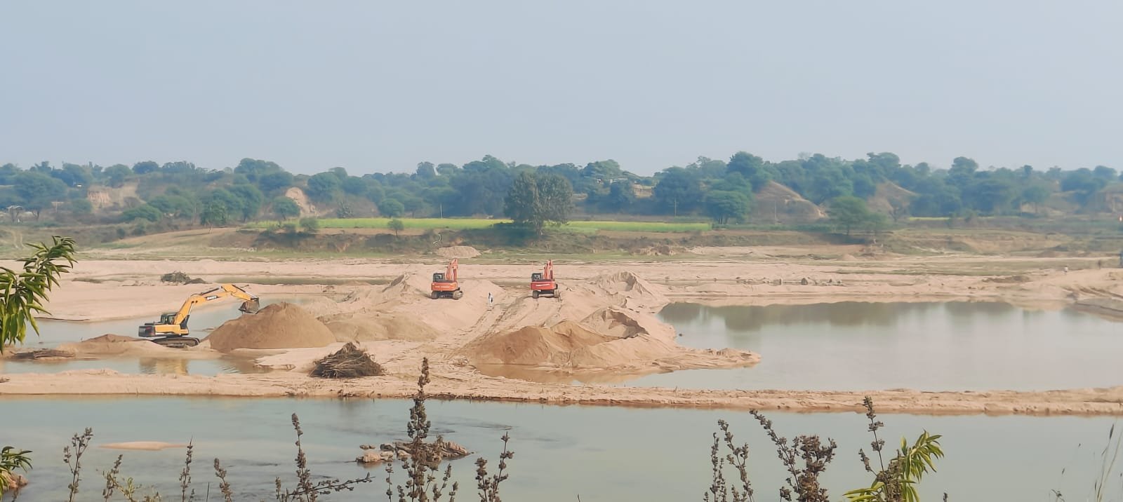 एनओसी समाप्त होने के बाद भी बिना रेनूवल ही कोरगी बालू साइड पर हो रहा खनन