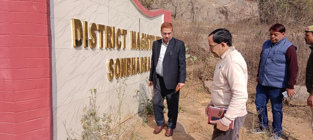 सोनभद्र जिलाधिकारी ने मेन रोड कलेक्ट्रेट गेट पर हो रहे मरम्मत कार्य, सोन प्रेरणा कैन्टीन व पम्प हाउस का किये औचक निरीक्षण*