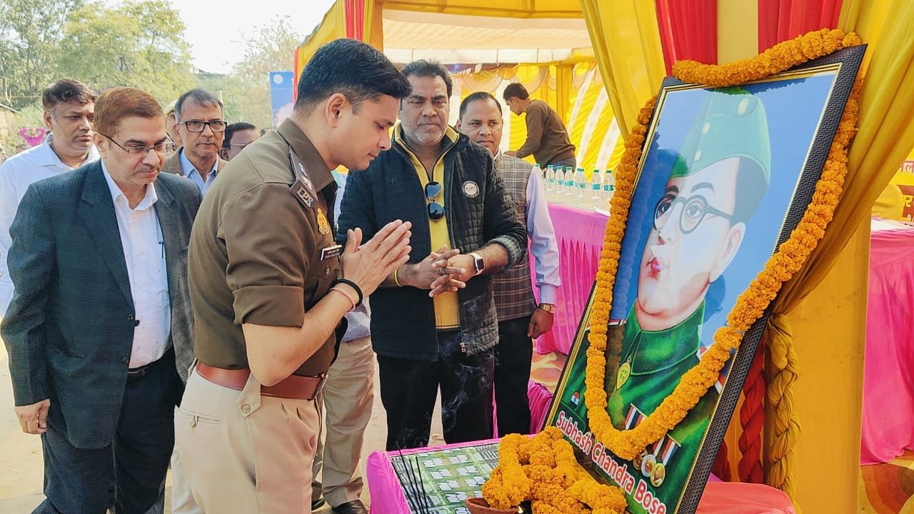 नेताजी सुभाष चन्द्र बोस की जयन्ती पर जिलाधिकारी व पुलिस अधीक्षक सोनभद्र द्वारा सड़क सुरक्षा के प्रति लोगों को शपथ दिलाई गयी-