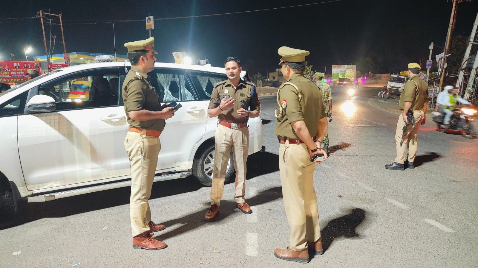 पुलिस अधीक्षक सोनभद्र द्वारा थाना रॉबर्ट्सगंज अन्तर्गत कस्बा में पैदल गस्त किया गया-*