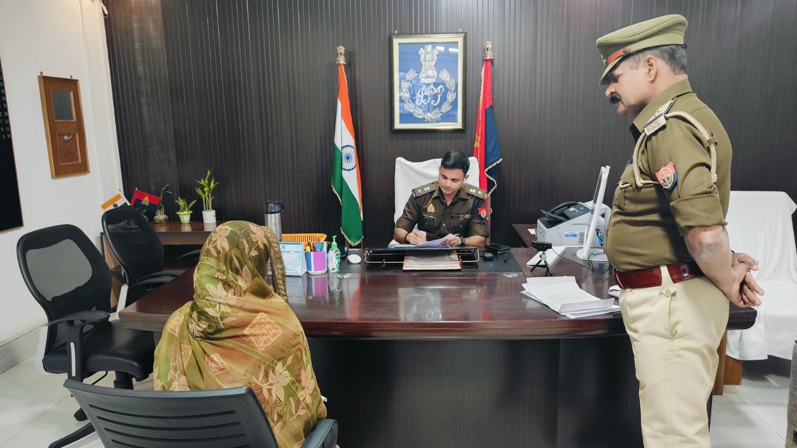 पुलिस अधीक्षक, सोनभद्र द्वारा प्रतिदिन की भांति जनता दर्शन में आए फरियादियों की सुनी गई समस्याएं  –