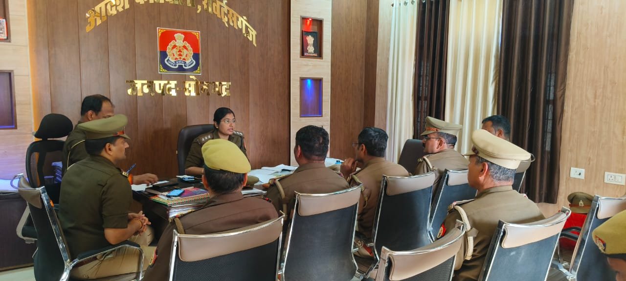 क्षेत्राधिकारी नगर द्वारा थाना रॉबर्ट्सगंज पर किया गया अर्दली रूम, सम्बन्धित विवेचकों को विवेचना का त्वरित निस्तारण हेतु दिये गये निर्देश–