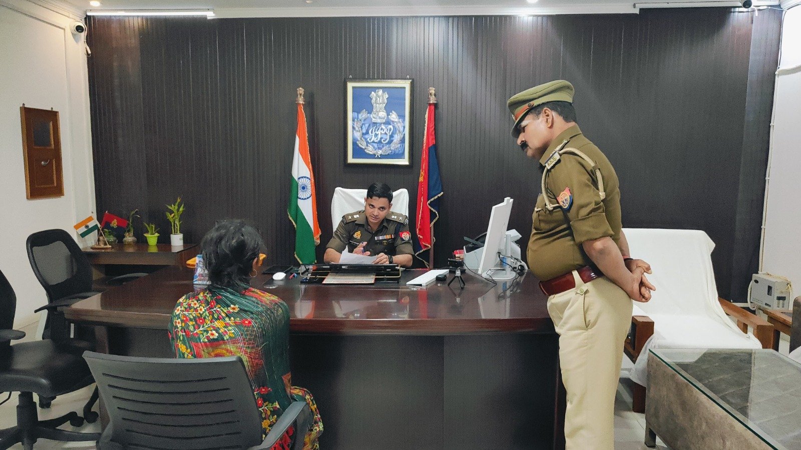 पुलिस अधीक्षक, सोनभद्र द्वारा प्रतिदिन की भांति जनता दर्शन में आए फरियादियों की सुनी गई समस्याएं-