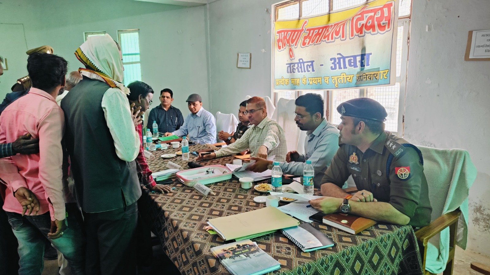 जिलाधिकारी सोनभद्र व पुलिस अधीक्षक सोनभद्र द्वारा संयुक्त रूप से तहसील ओबरा पर संपूर्ण समाधान दिवस के अवसर पर सुनी गयी फरियादियों की समस्याएं-