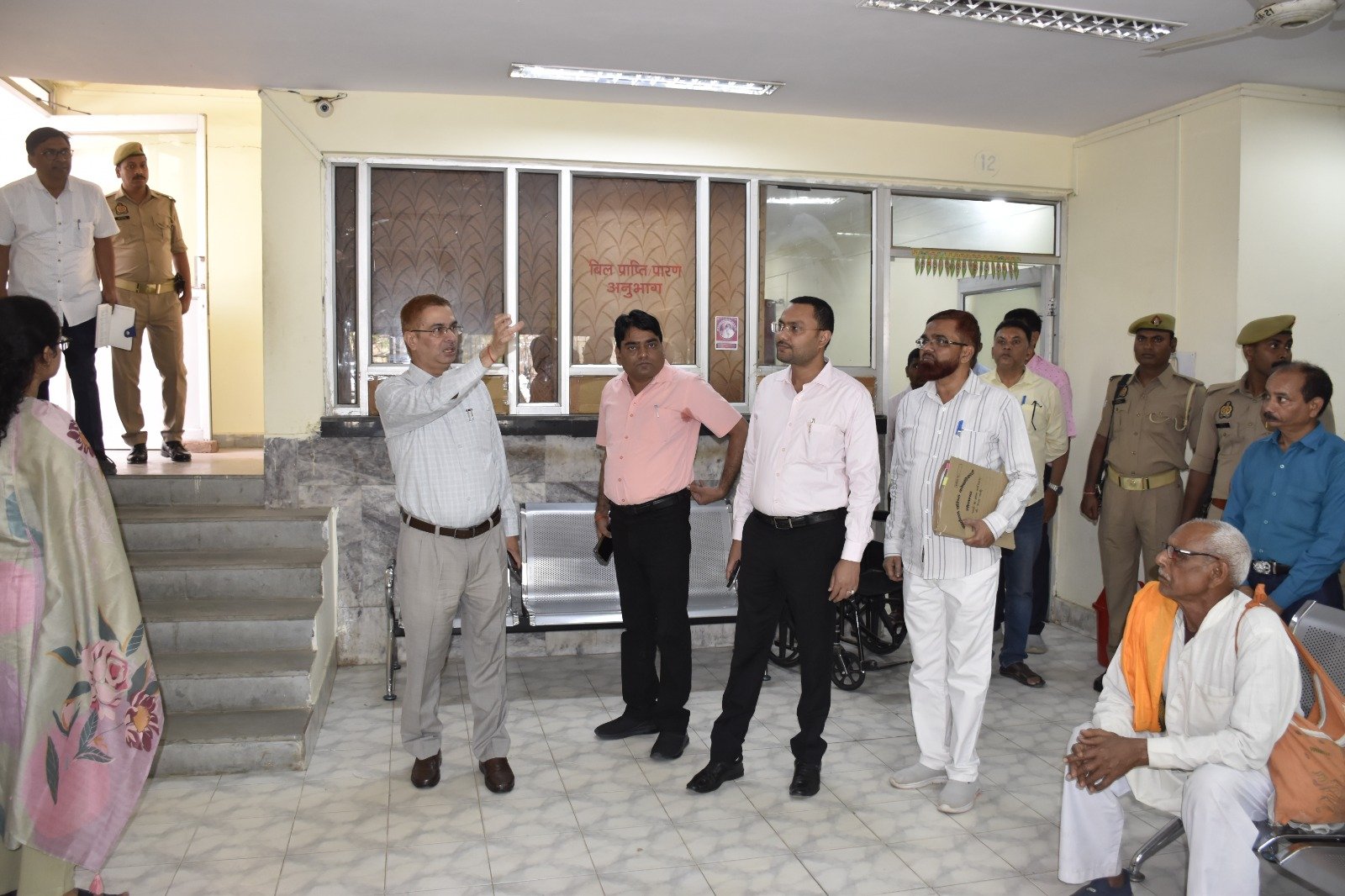 सोनभद्र कलेक्ट्रेट में स्थापित विभिन्न अनुभागों एवं विभागों का जिलाधिकारी ने किये आकस्मिक निरीक्षण ।