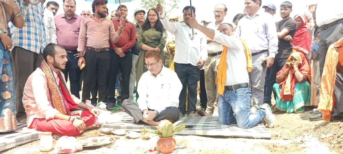 सोनभद्र बेलन नदी के पुनरोद्धार कार्यक्रम का जिलाधिकारी मंत्रोच्चार के साथ किये शुभारंभ