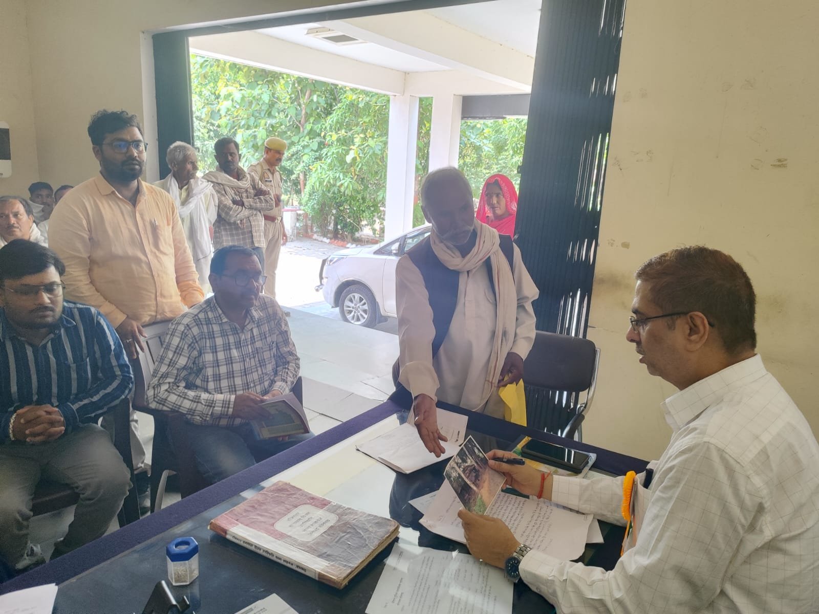 सोनभद्र थाना समाधान दिवस के अवसर पर शाहगंज थाने में जिलाधिकारी व पुलिस अधीक्षक ने सुनी जन समस्या