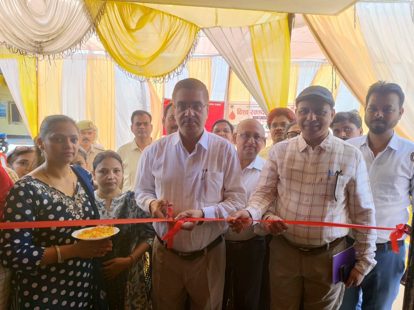 सोनभद्र रक्तदाता दिवस पर आयोजित कार्यक्रम का जिला अधिकारी ने फीता काटकर किया शुभारंभ