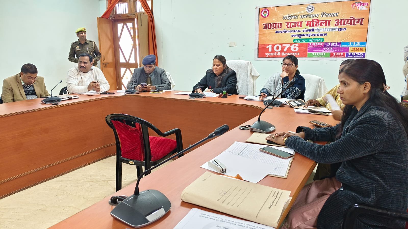 सोनभद्र महिला उत्पीड़न की शिकायतों पर त्वरित कार्रवाई के निर्देश, साइबर अपराध से बचाव की दी गई जानकारी