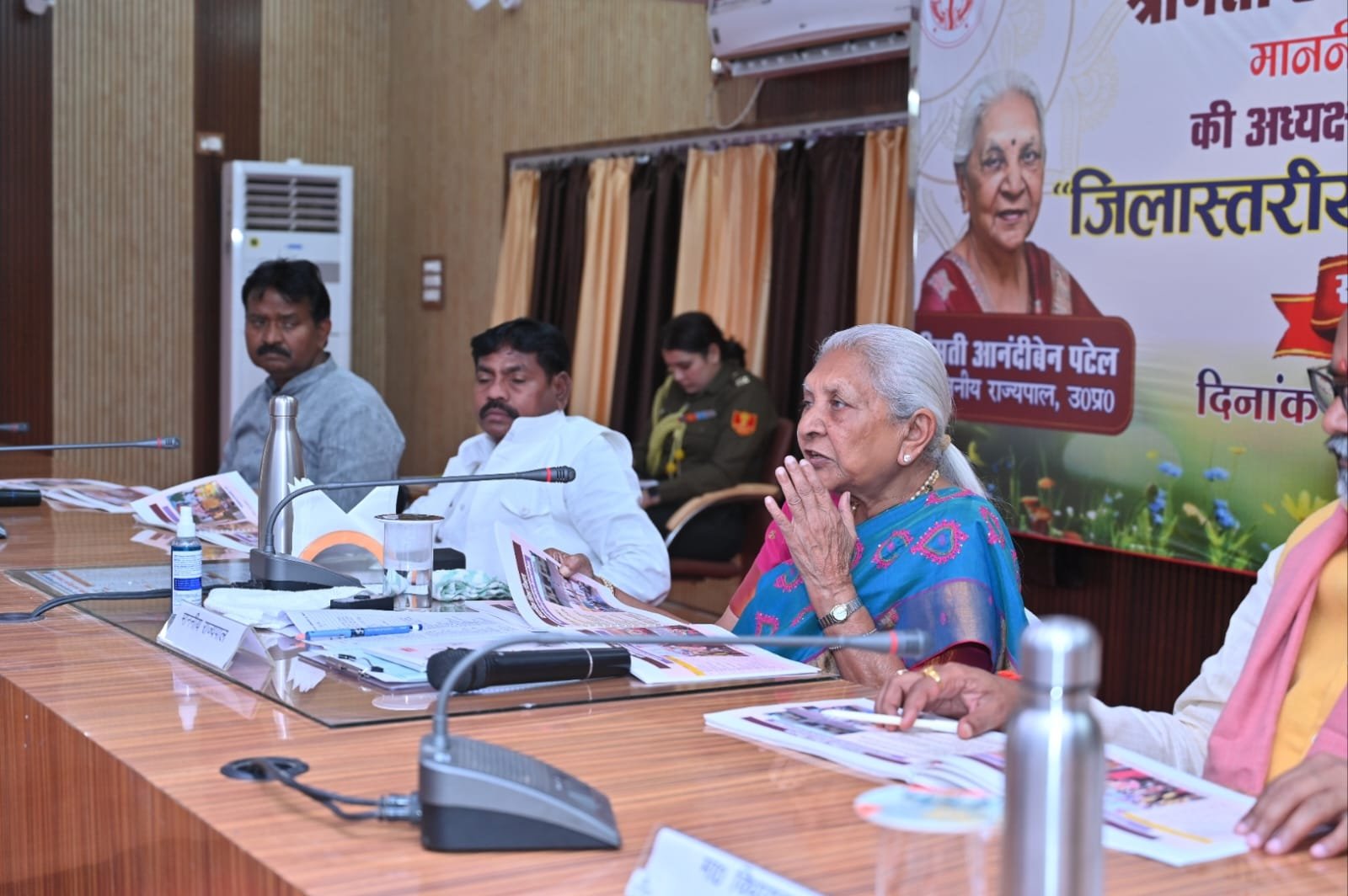 मा राज्यपाल महोदया जी द्वारा सोनभद्र के विकास भवन के पंचायत रिसोर्स सेन्टर में विभिन्न विकास एवं कल्याणकारी योजनाओं के लाभार्थियों को प्रमाण पत्र, किट एवं सामग्री का वितरण किया