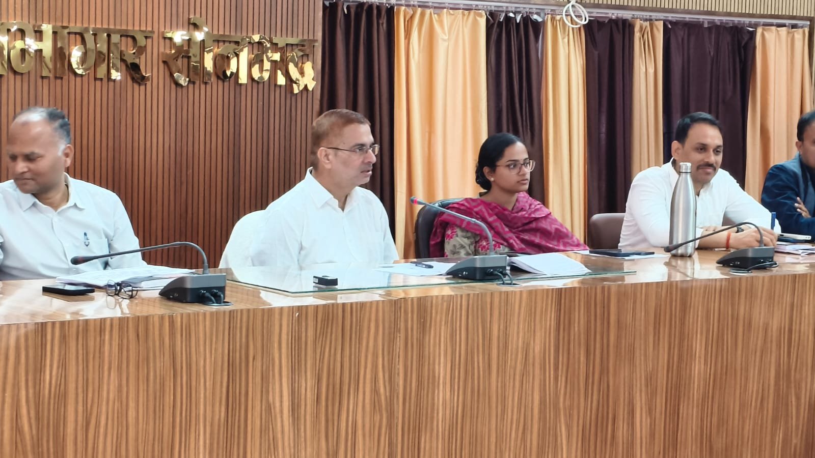 नवीन व्यवस्था अन्तर्गत सी0एम0 डैशबोर्ड के माध्यम से जिलाधिकारी ने की विकास कार्यों की समीक्षा बैठक