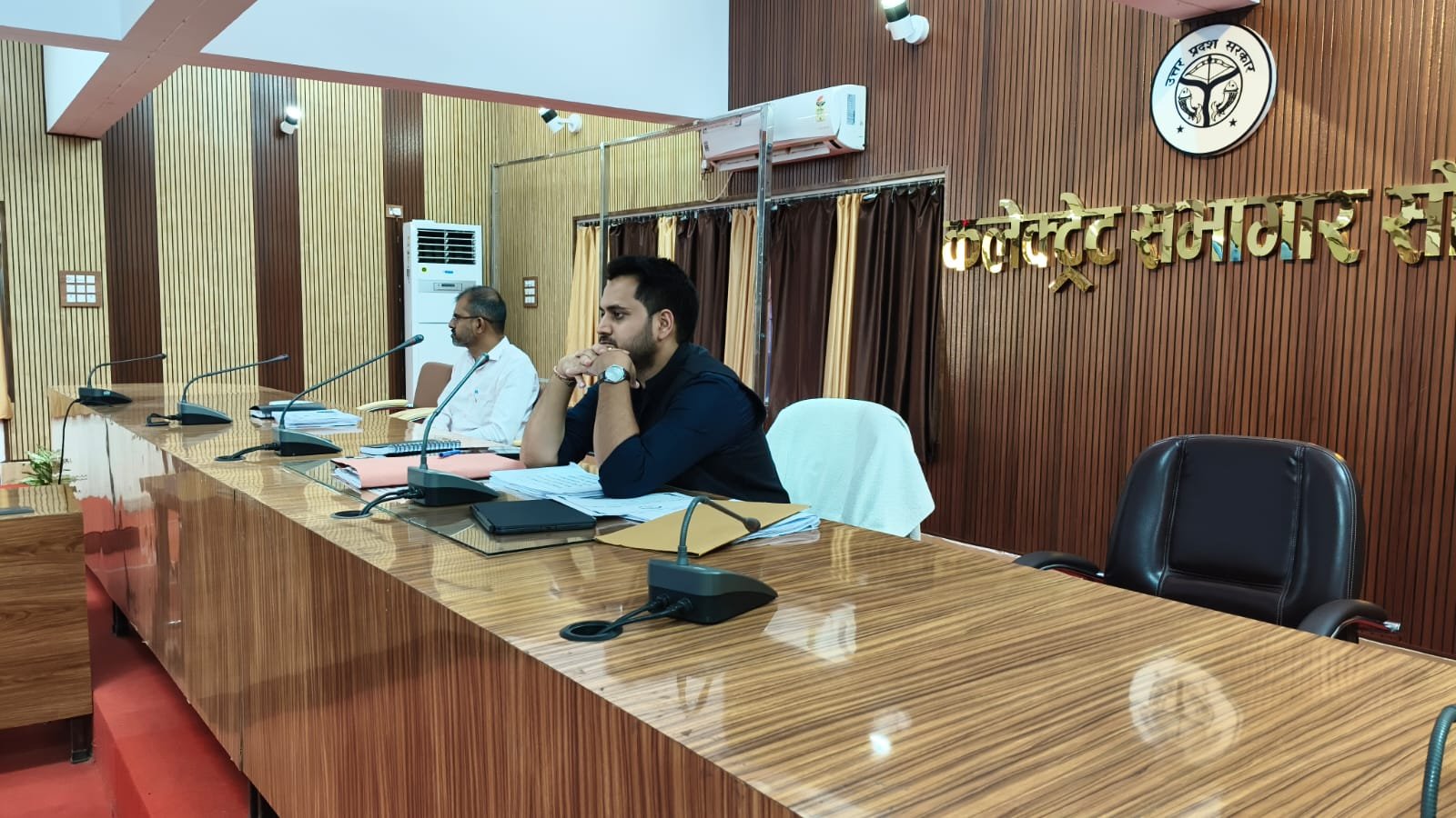 जिलाधिकारी  सोनभद्र  ने की कर-करेत्तर की मासिक समीक्षा बैठक, राजस्व वसूली में तेजी लाने के दिये निर्देश