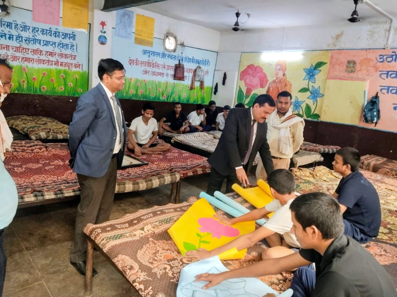 बाल गृह में निरुद्ध किशोरों का न्यायाधीशों ने कराया चिकित्सकीय परीक्षण 