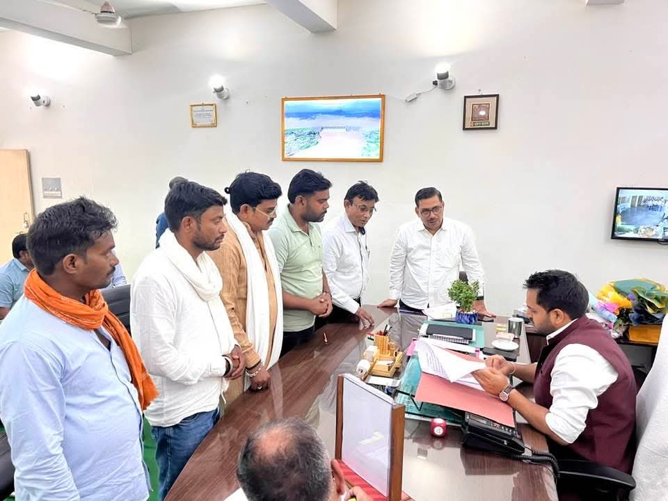 सोनभद्र: सोन नदी की धारा बांधकर अवैध खनन पर भड़के ग्रामीण, जिलाधिकारी से की शिकायत