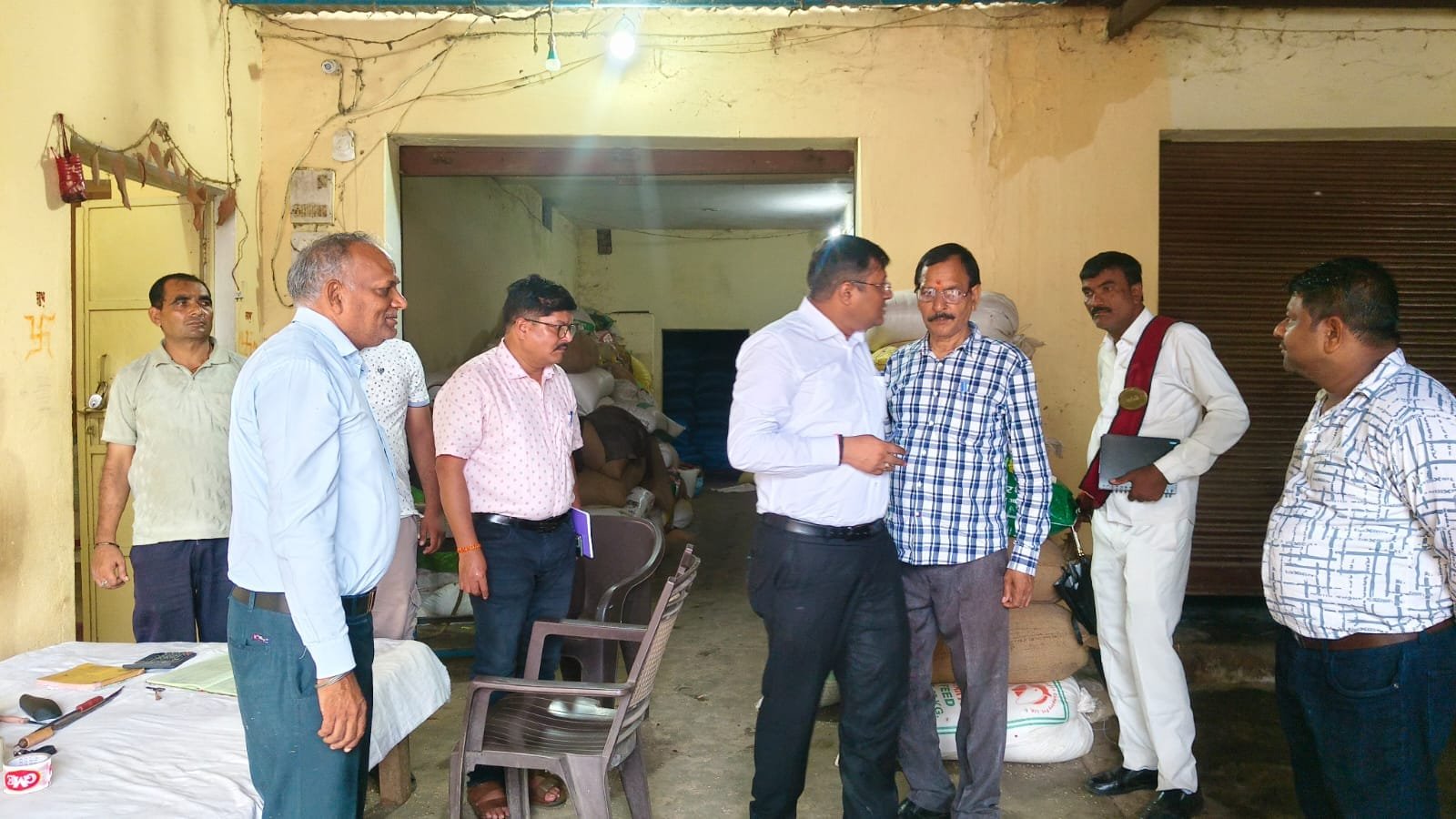 सोनभद्र चीनी की जमाखोरी पर प्रशासन सख्त, स्टॉकिस्टों के प्रतिष्ठानों का औचक निरीक्षण