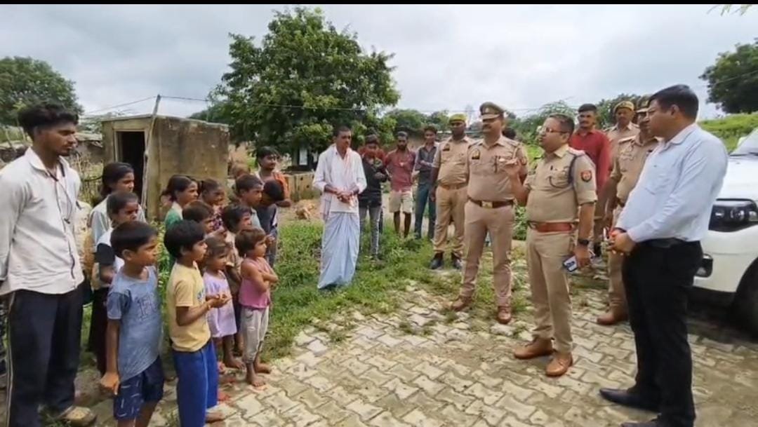 बढ़ते जलस्तर को लेकर प्रशासन अलर्ट, नदी किनारे बसे गांवों में पहुंचकर ग्रामीणों को किया जागरूक