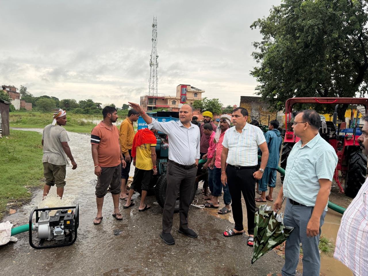 इमरती कॉलोनी के सामने जलभराव की समस्या के निराकरण हेतु नगर पालिका द्वारा जल निकासी कार्य जारी