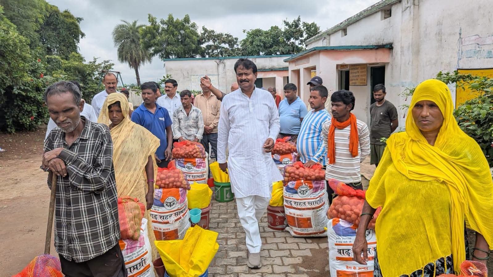 सोनभद्र बाढ़ प्रभावित परिवारों के बीच पहुंचे विधायक घोरावल, वितरित की राहत किट