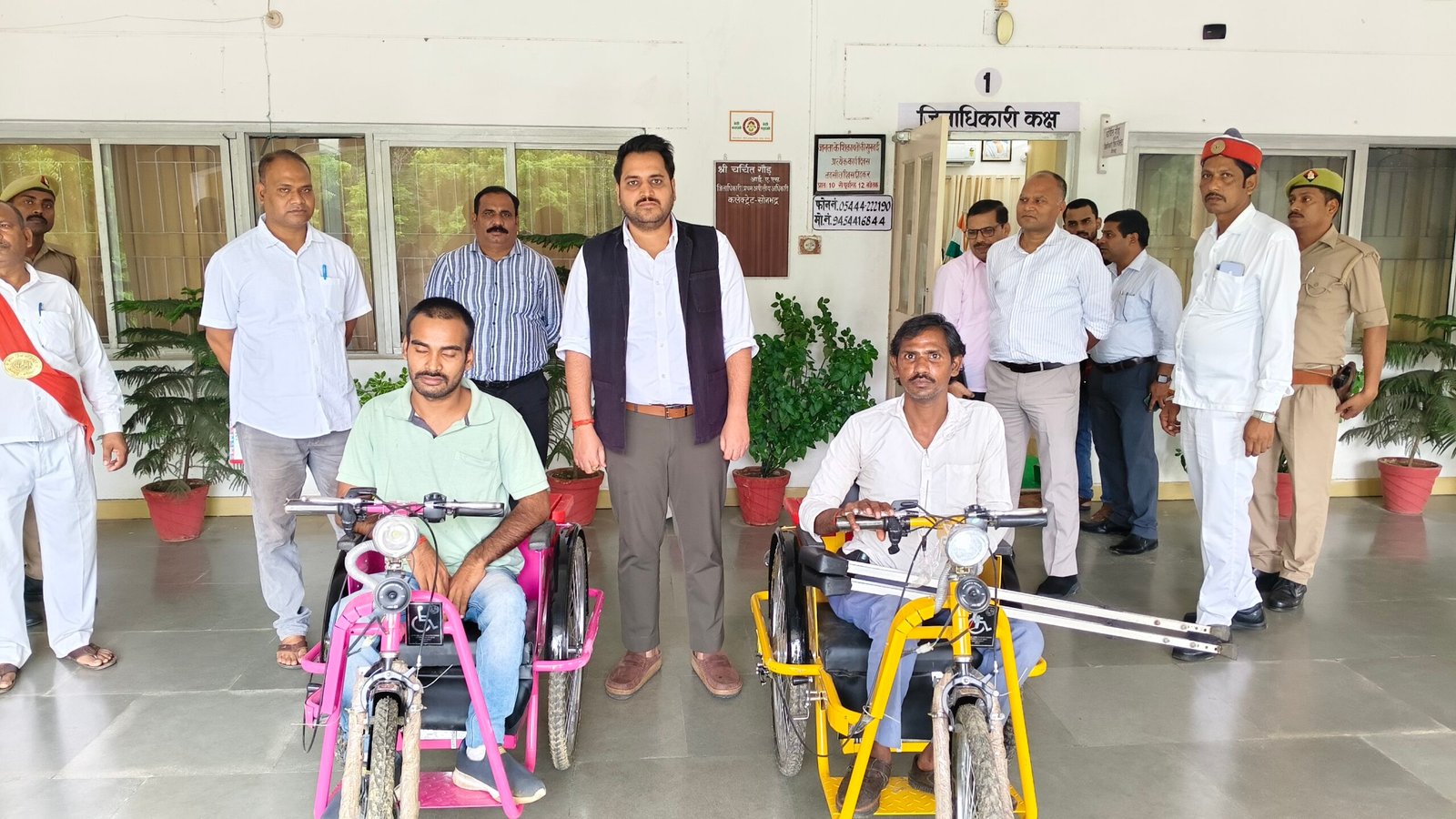 सोनभद्र मोटराइज्ड ट्राई साइकिल मिली तो छलक पड़े खुशी के आंसू, दिव्यांगजनों ने जताया शासन-प्रशासन का आभार