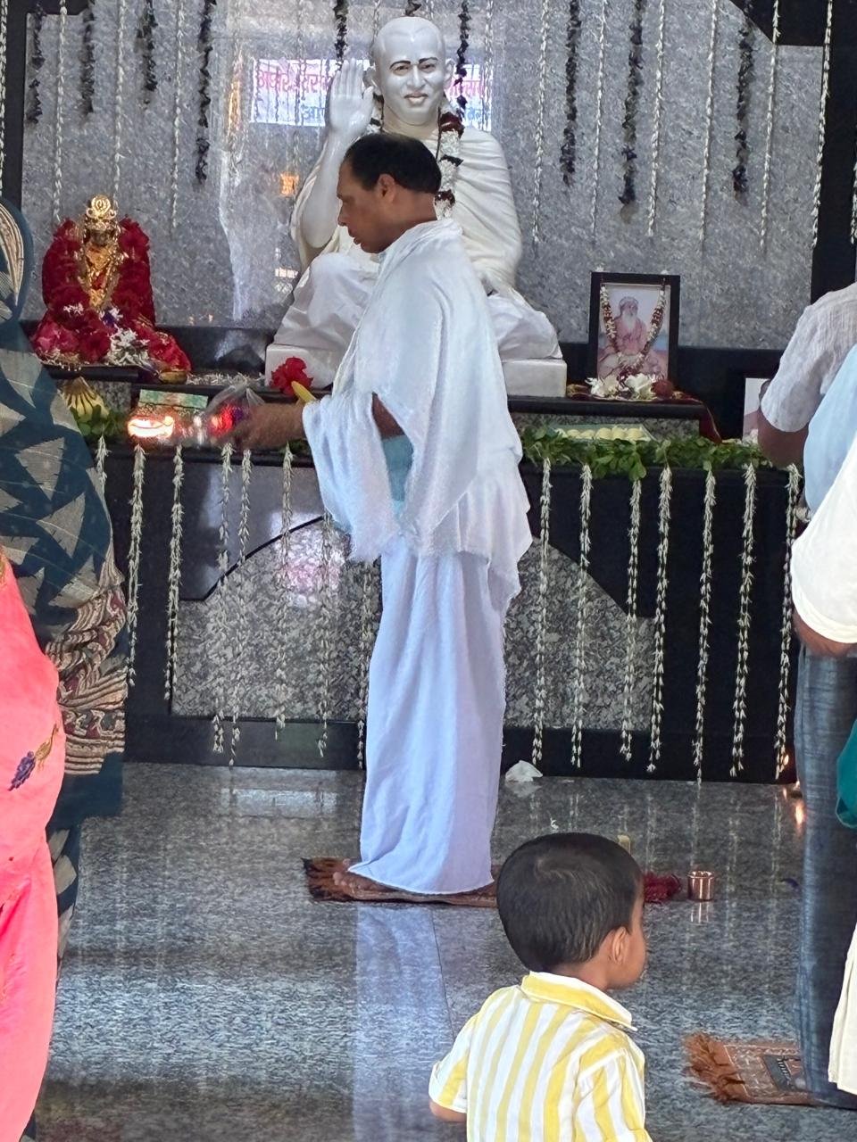 अघोरेश्वर भगवान राम के जन्मोत्सव पर सजा क्रिया कुटी आश्रम, पूजन-आरती में उमड़े श्रद्धालु