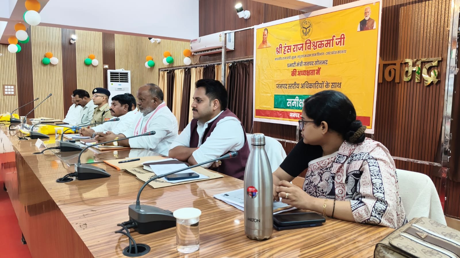 सोनभद्र  प्रभारी मंत्री ने विकास कार्यों एवं सेवा संकल्प अभियान की गतिविधियों की समीक्षा कर दिए समयबद्ध क्रियान्वयन के निर्देश