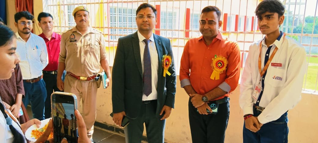डी.ए.वी. और सेठ एम.आर. जयपुरिया स्कूल में गांधी जयंती अभियान व विधिक साक्षरता शिविर आयोजित, सचिव ने बच्चों को दी स्वच्छता व पॉक्सो एक्ट की जानकारी