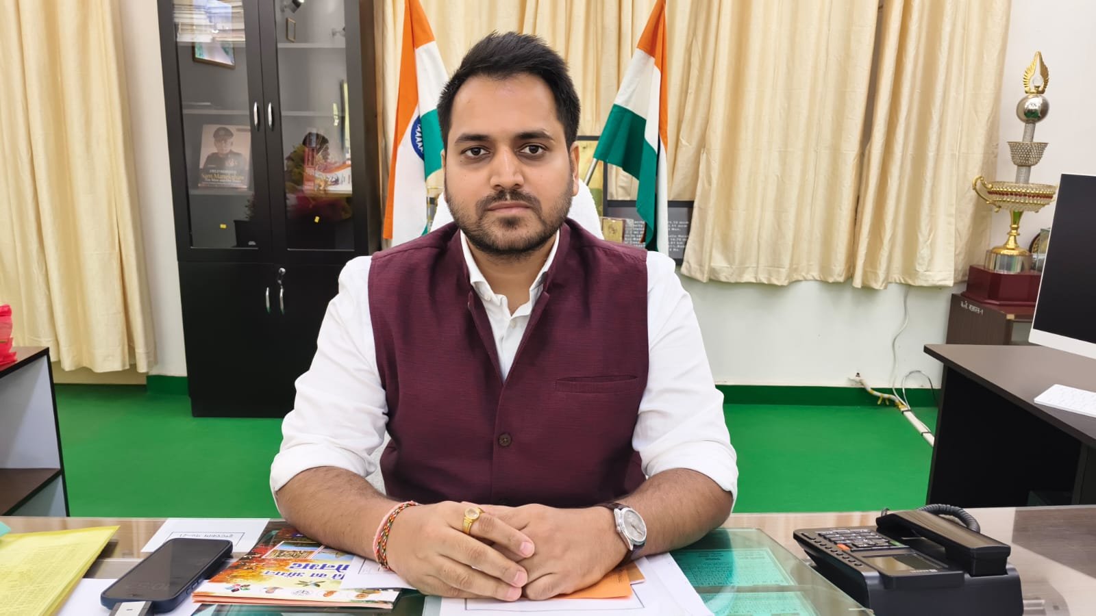 आकाशीय बिजली के खतरे से बचाव को सोनभद्र में बड़ी पहल वज्रपात संवेदनशील गांवों में अब ‘सुरक्षा कवच’ बनेंगे ताड़-खजूर के पेड़ डीएम चर्चित गौड़ के निर्देश—हर चयनित ग्राम पंचायत में लगेंगे कम से कम 100 पौधे