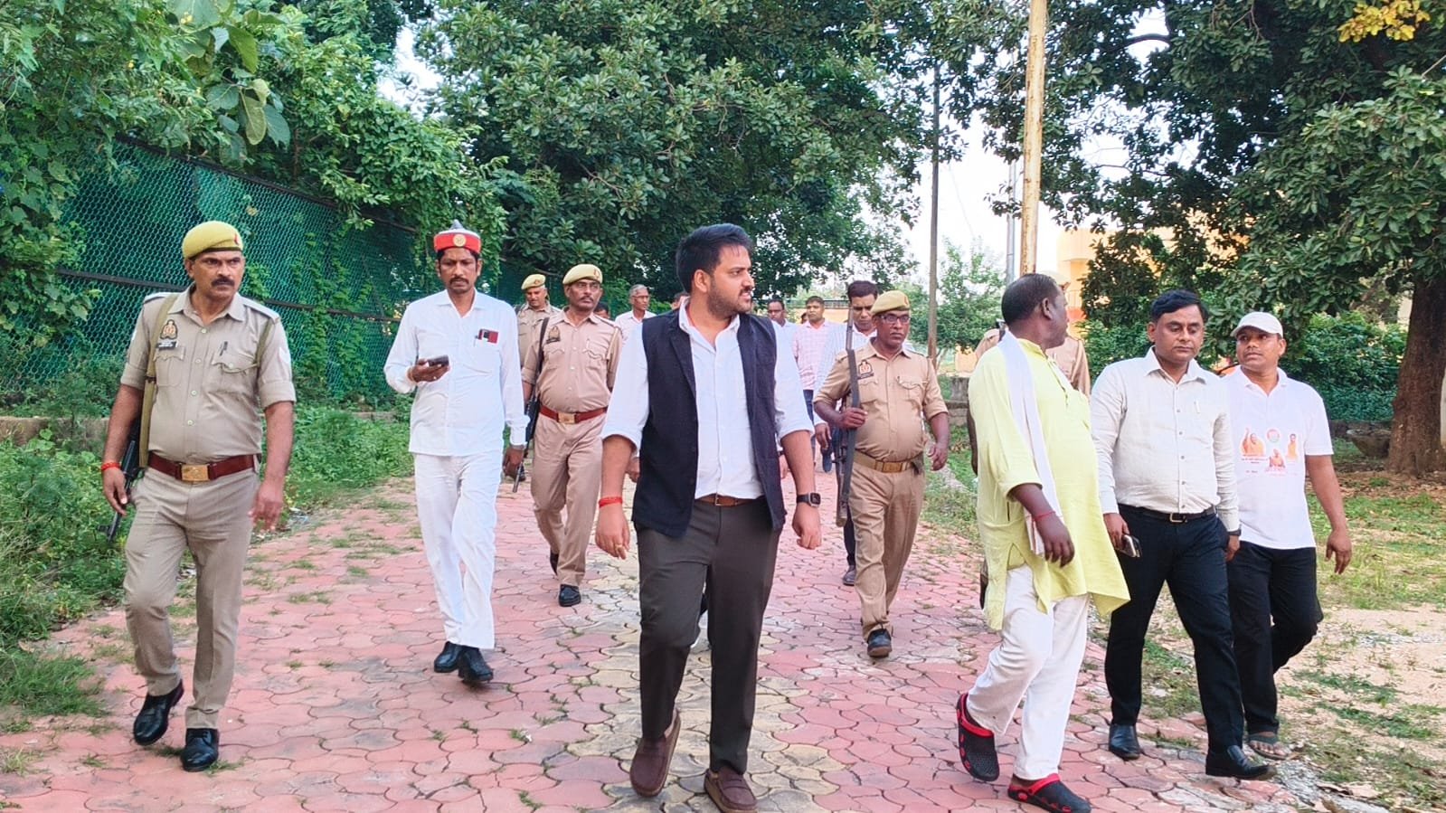 बनवासी कल्याण आश्रम पहुंचकर डीएम ने परखी बच्चों की व्यवस्थाएं