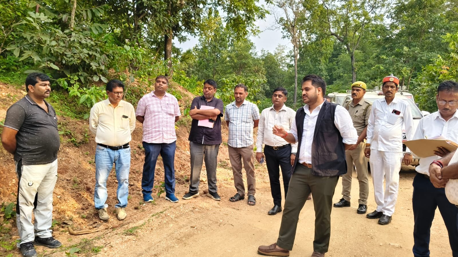 सोनभद्र निर्माणाधीन सड़क की धीमी प्रगति पर डीएम की सख्ती, जिम्मेदारी तय