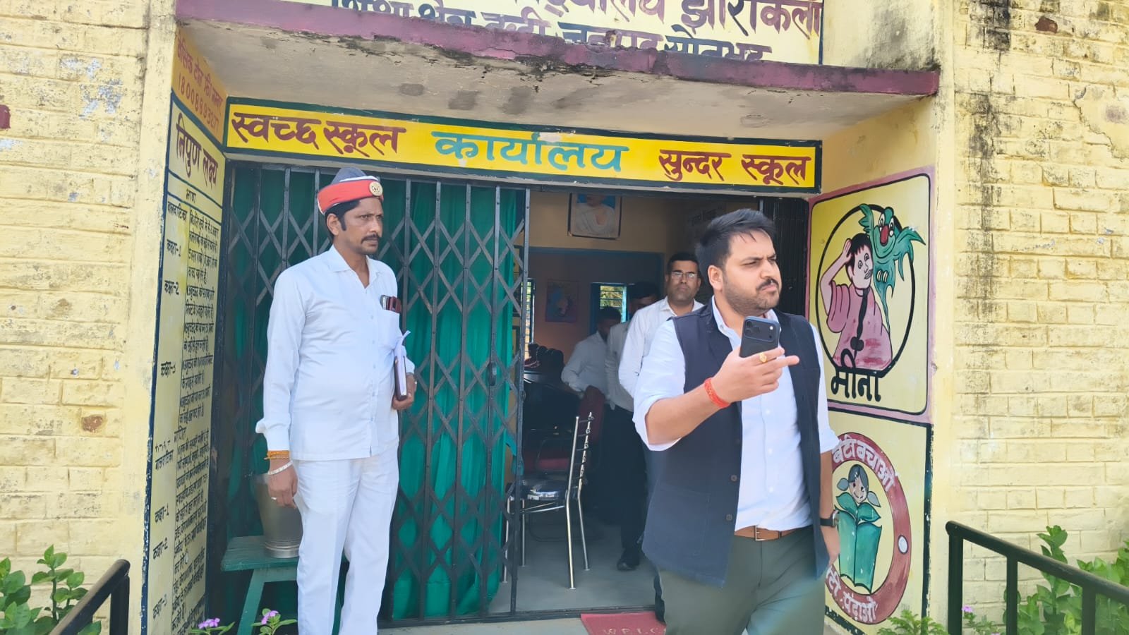 निर्माणाधीन राजकीय इंटर कॉलेज झारोकला के भवन पर डीएम की सख्ती, 15 दिसंबर तक कार्य पूरा करने के निर्देश